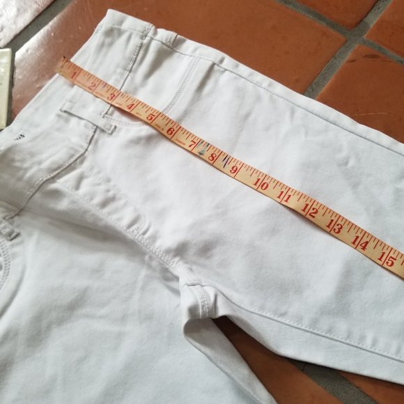 SUKO Mid Rise Pull On Stretch White Denim Capris - Picture 6 of 10